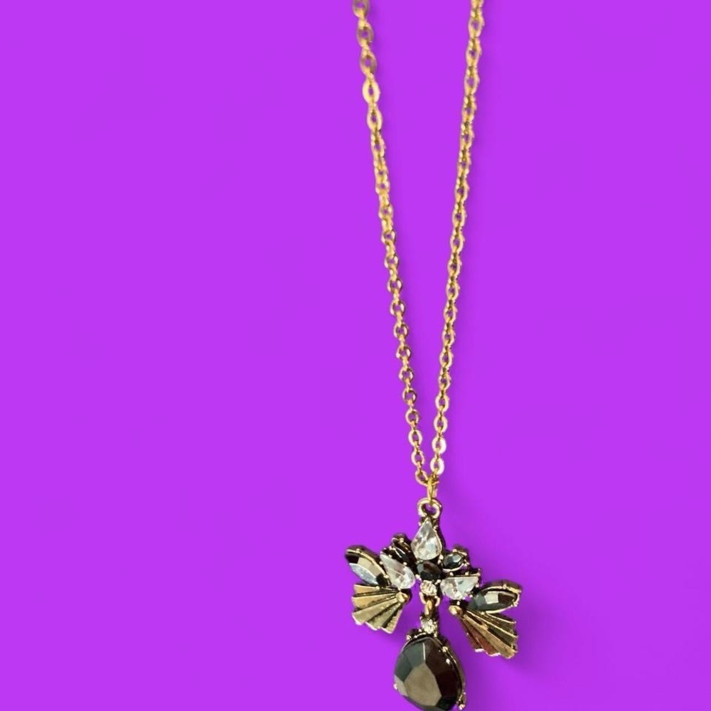 Goldtone rhinestone necklace w black glass gem flower bee style pendant